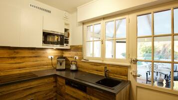 Een koelkast, een microgolfoven, een vaatwasser