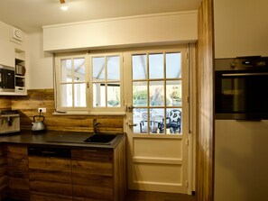 Een koelkast, een microgolfoven, een vaatwasser