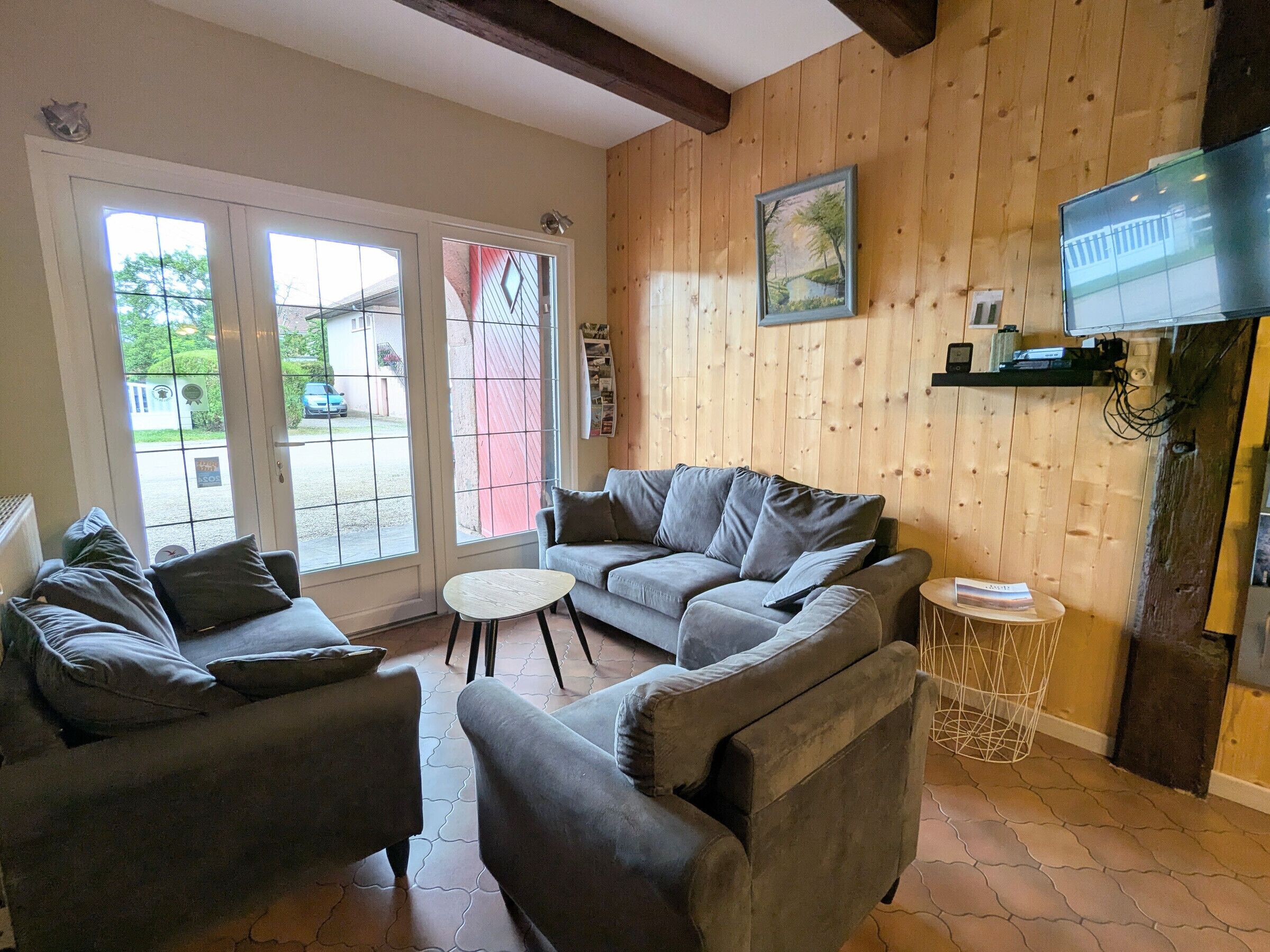 TV, fireplace