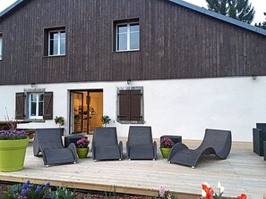 Terrace/patio - Luxury Vosgian Farmhouse: Sauna, Jacuzzi, Games, Spacious Terrace, Pet-Friendly, Sleeps 16 (Saulxures-sur-Moselotte)