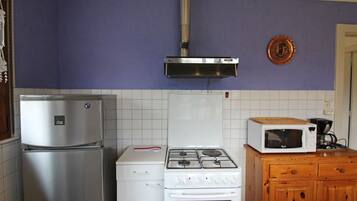 Een koelkast, een microgolfoven, een vaatwasser, een broodrooster