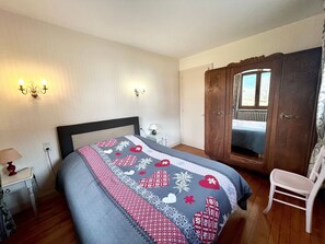 3 bedrooms, travel crib