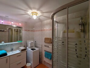 Towels - Charming 1-Bed Farmhouse Retreat with Forest Views & Outdoor Activities Nearby (Liézey)
