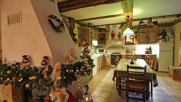 Een koelkast, een microgolfoven, een oven, een vaatwasser