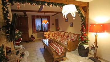 Televisie, een open haard en een tafeltennistafel