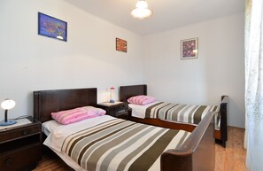 3 bedrooms, internet - House 2063/32559 (Istria - Poreč), 6000m from the beach (Poreč)