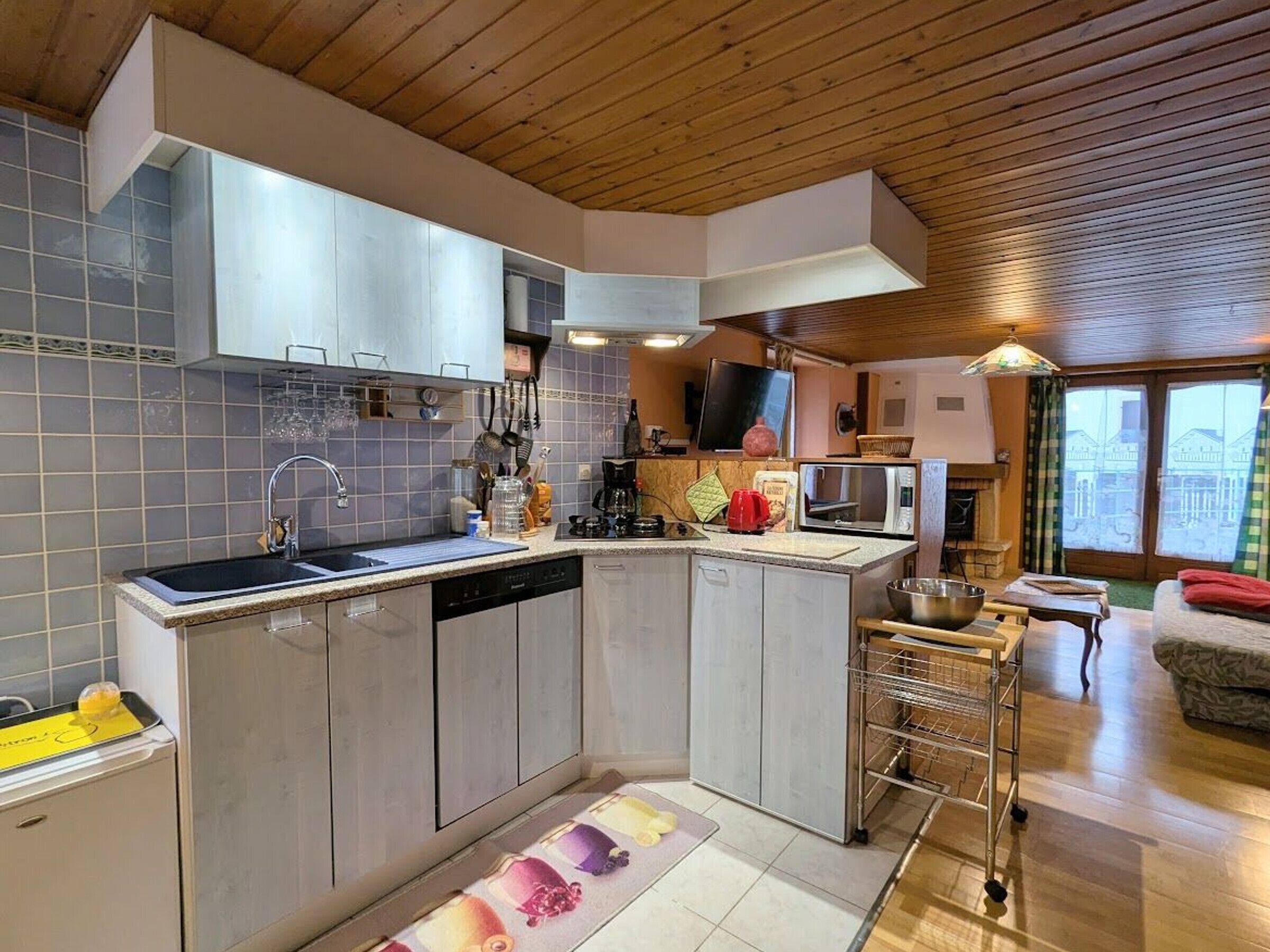 Een koelkast, een microgolfoven, een vaatwasser, een kinderstoel