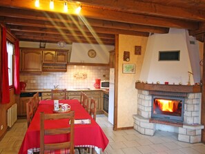 Dining - Chalet confortable près de Gérardmer avec cheminée, WiFi et garage, idéal pour familles et groupes (Rochesson)
