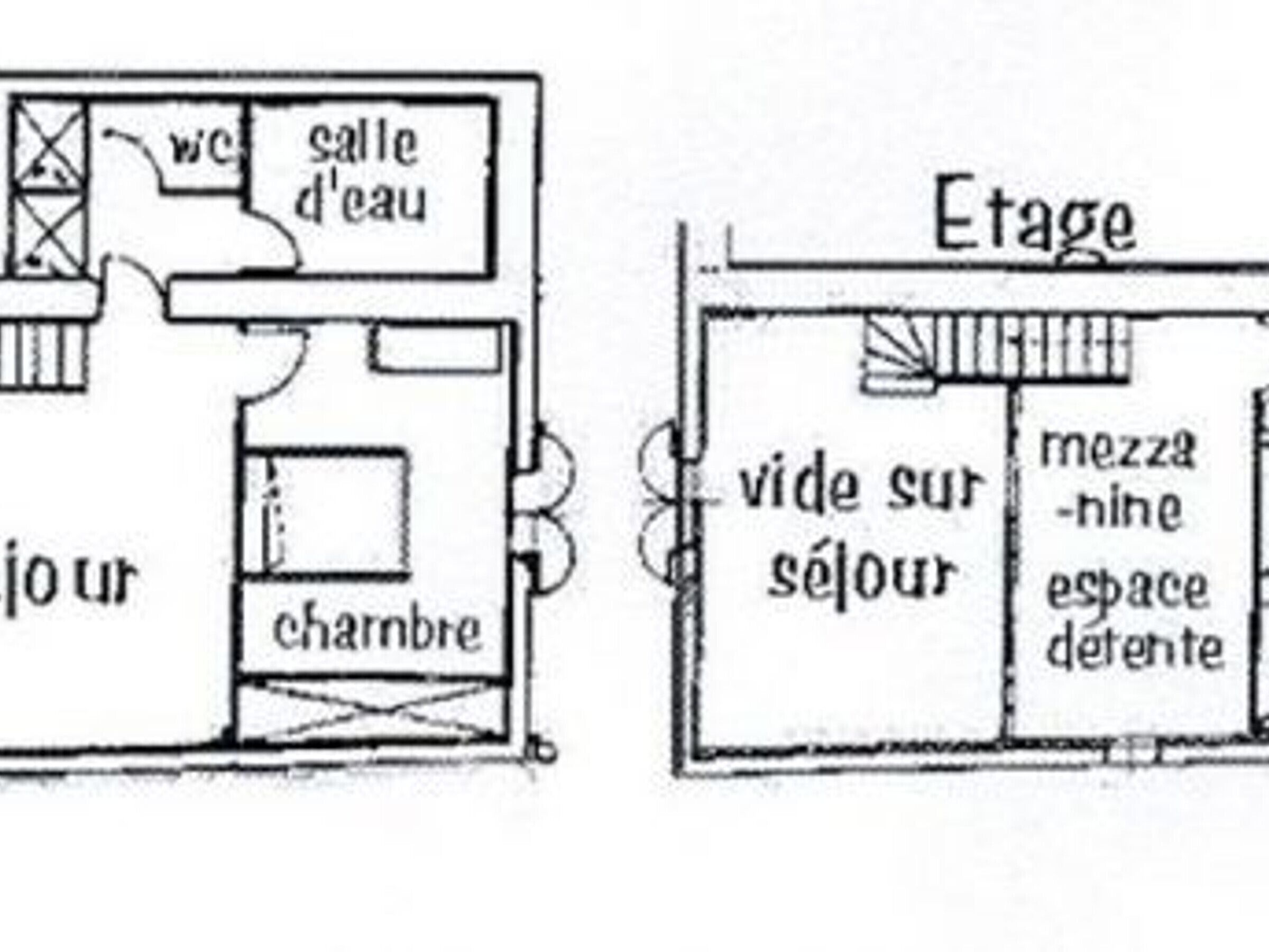 Un plan d’étage comprenant des toilettes, une salle de bain et une chambre.