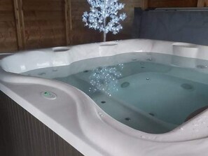 Indoor spa tub