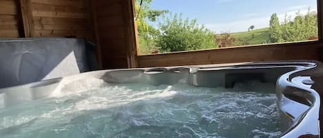 Outdoor spa tub