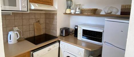 Réfrigérateur, micro-ondes, four, lave-vaisselle