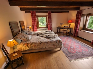 5 bedrooms, free WiFi, bed sheets