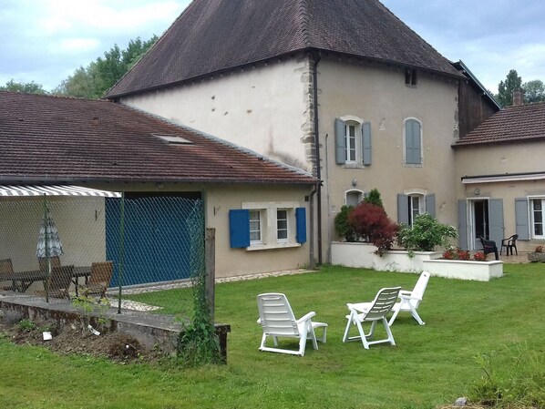 Property grounds - Charming Cottage with Fireplace, Terrace, and Baby Amenities near Bourbonne-les-Bains (Isches)