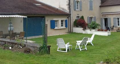 Gßte Authentique à Isches avec Cheminée, Terrain Clos, Proche Thermes et Activités Culturelles