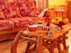 Televisión, chimenea, futbolito