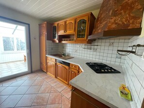 ثلاجة، ميكروويف، غسالة أطباق