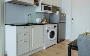 Apartamento, 1 quarto, cozinha | Cozinha americana privada | Geladeira grande, micro-ondas, cooktop
