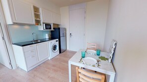 Apartment, 1 Bedroom, Kitchen | Private kitchenette