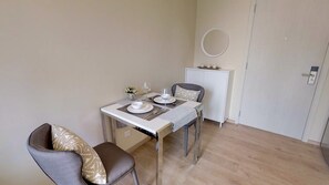 Appartement, 1 chambre, cuisine | Restauration dans la chambre