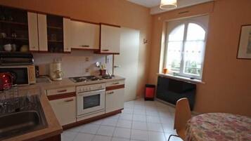 Een koelkast, een microgolfoven