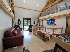 Games room - Modern renovated cottage with carport and ski storage in peaceful setting near the Vosges (Vienville)
