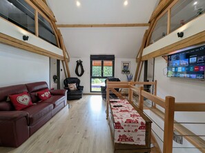 TV - Modern renovated cottage with carport and ski storage in peaceful setting near the Vosges (Vienville)