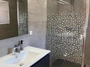 Bathroom - Charming Family Cottage with Private Pool and Easy Access to Hiking Trails (Vienville)