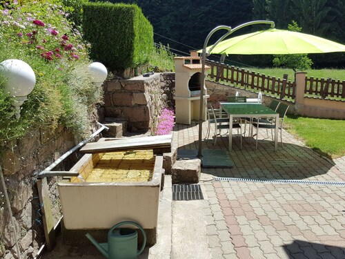 Charming Family Cottage with Private Pool and Easy Access to Hiking Trails