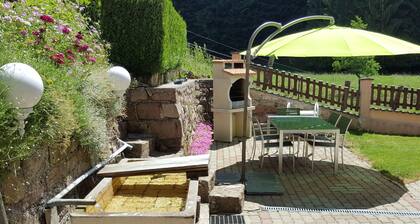 Charming Family Cottage with Private Pool and Easy Access to Hiking Trails