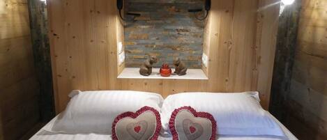 2 slaapkamers, geluiddichte muren, een strijkplank/strijkijzer