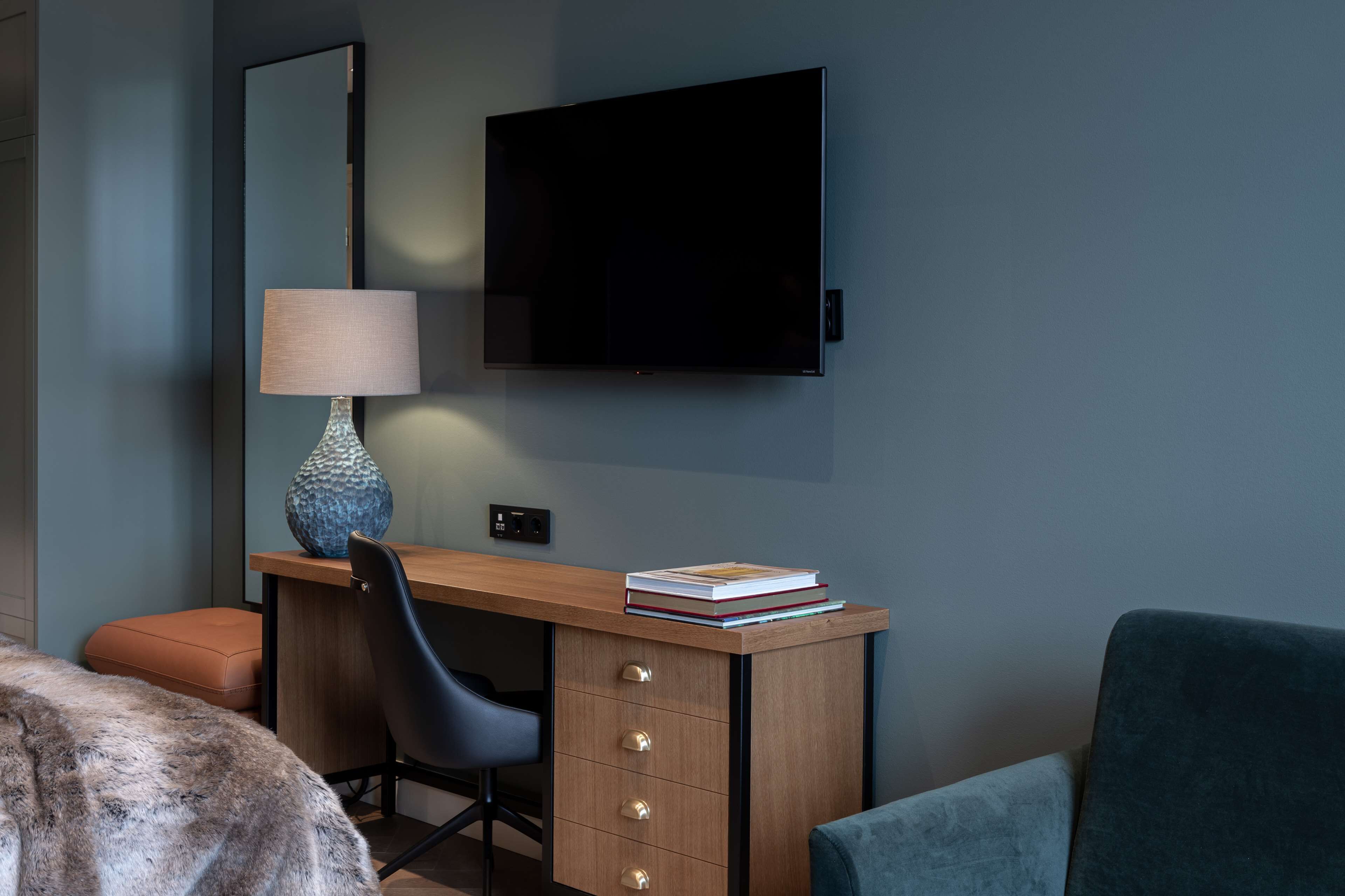 family room (superior) | 1 bedroom, pillow-top beds, minibar, in-room safe