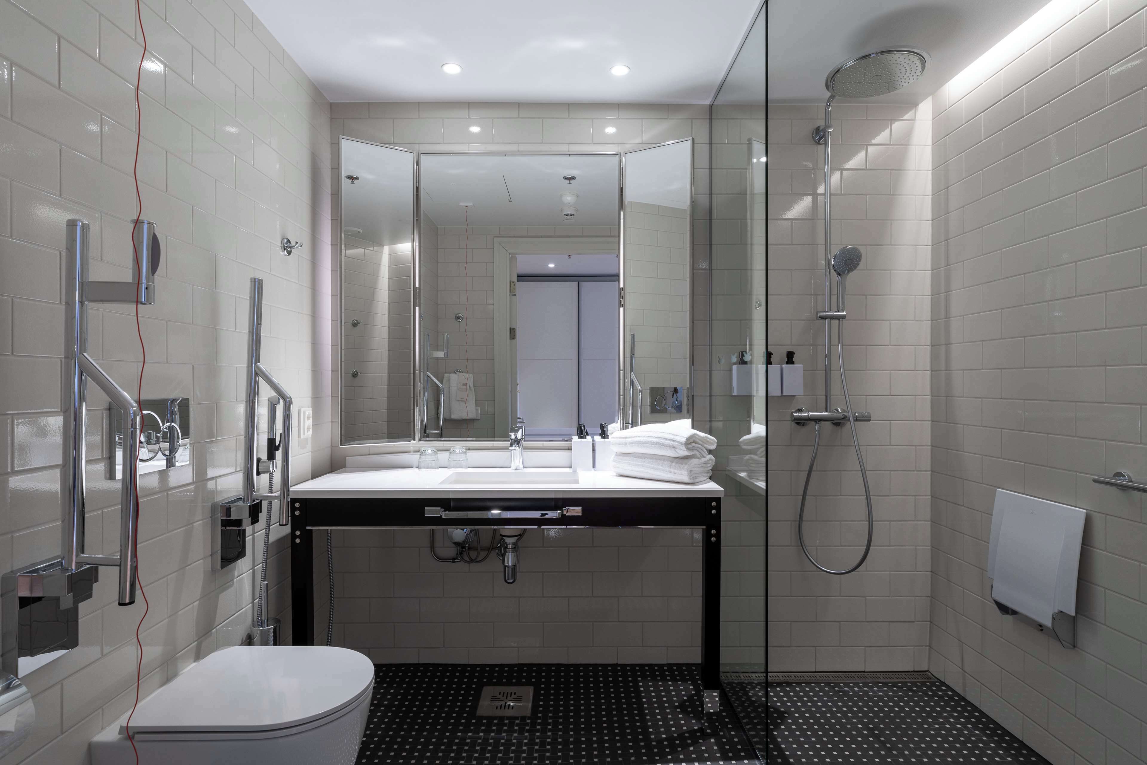 Rainfall showerhead, free toiletries, hair dryer, bidet