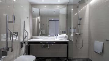 Rainfall showerhead, free toiletries, hair dryer, bidet