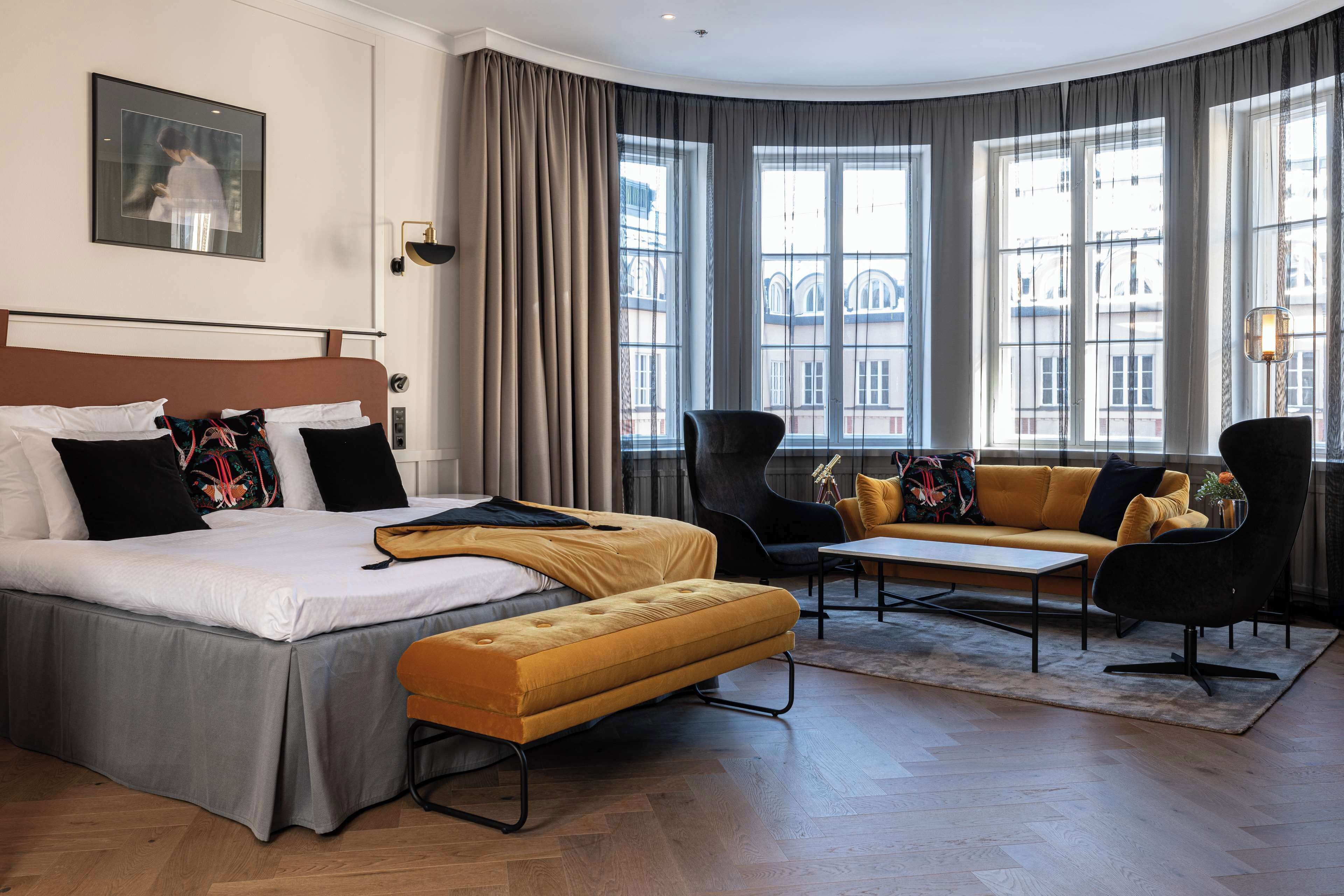 junior suite | 1 bedroom, pillow-top beds, minibar, in-room safe