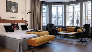 Junior suite | Pillowtop-bedden, een minibar, een kluis op de kamer