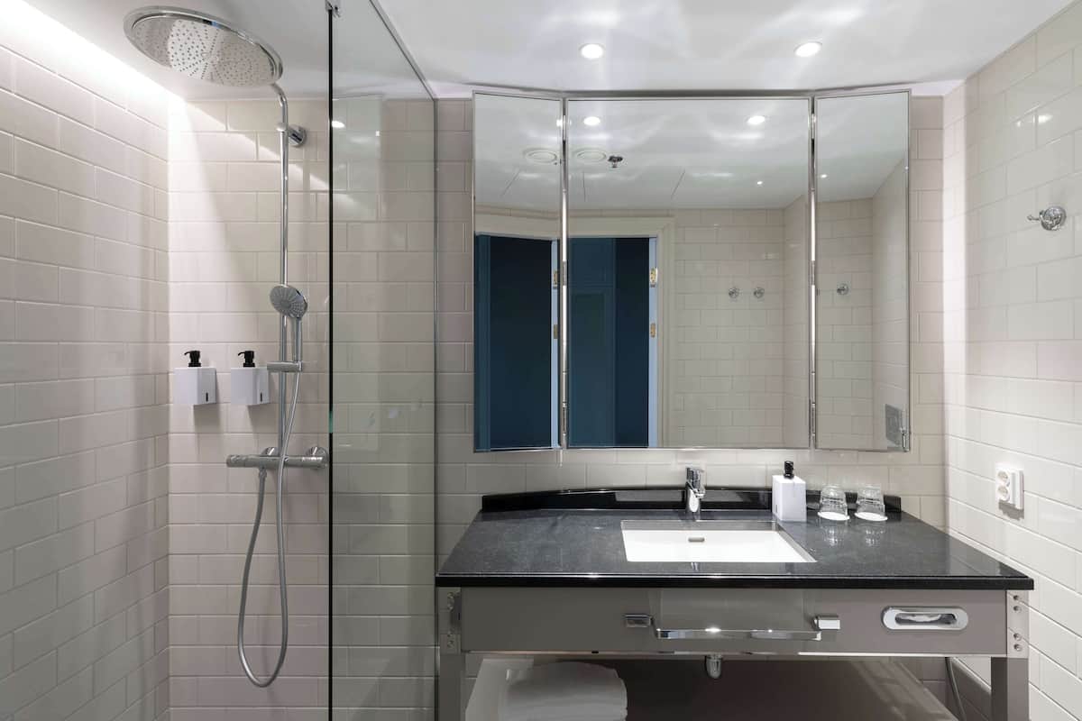 1 bedroom, pillow-top beds, minibar, in-room safe