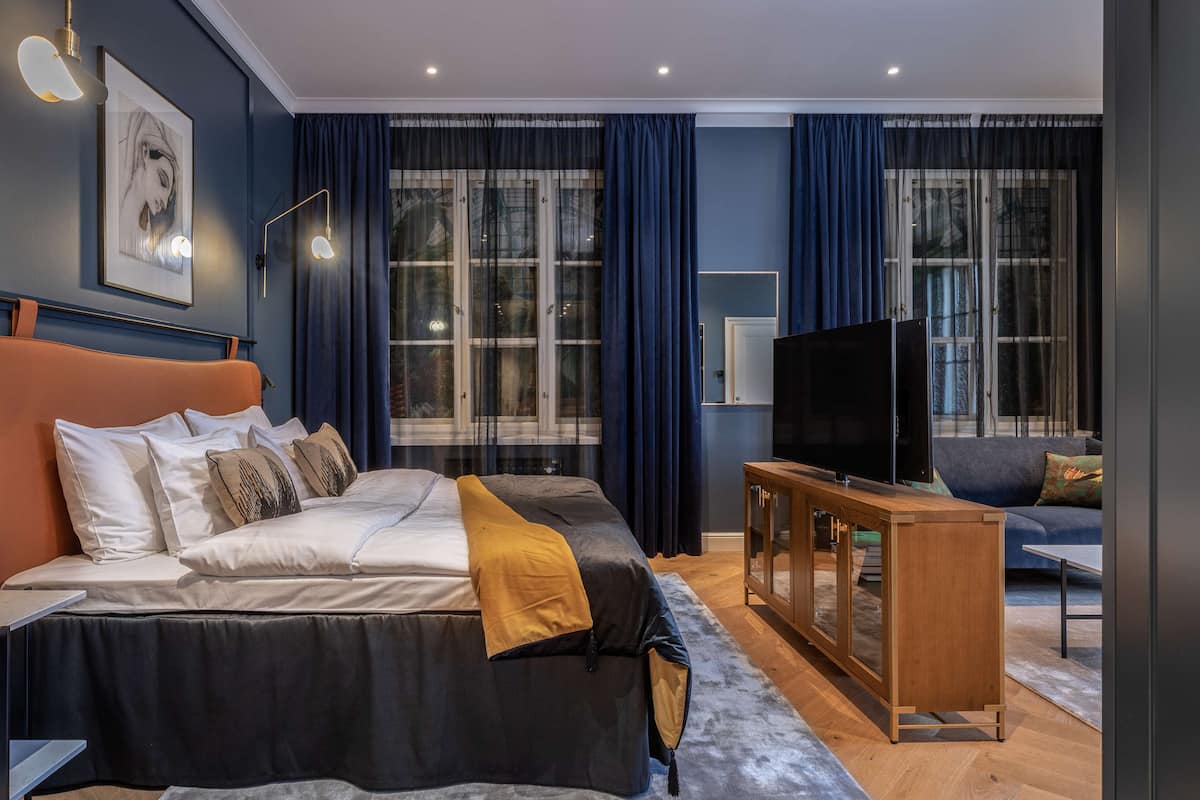 suite | 1 bedroom, pillow-top beds, minibar, in-room safe