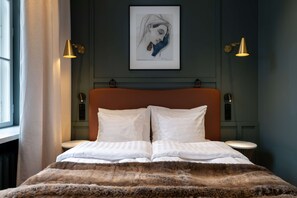 Huone, 1 keskisuuri parisänky | Pillowtop-patjalliset sängyt, minibaari, tallelokero huoneessa