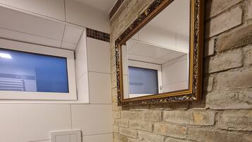 Dusche, Haartrockner, HandtĂŒcher