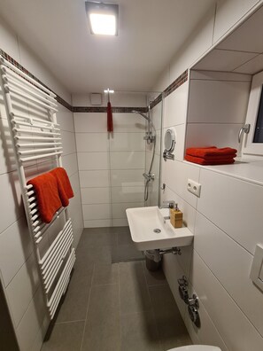 Douche, sĂšche-cheveux, serviettes fournies