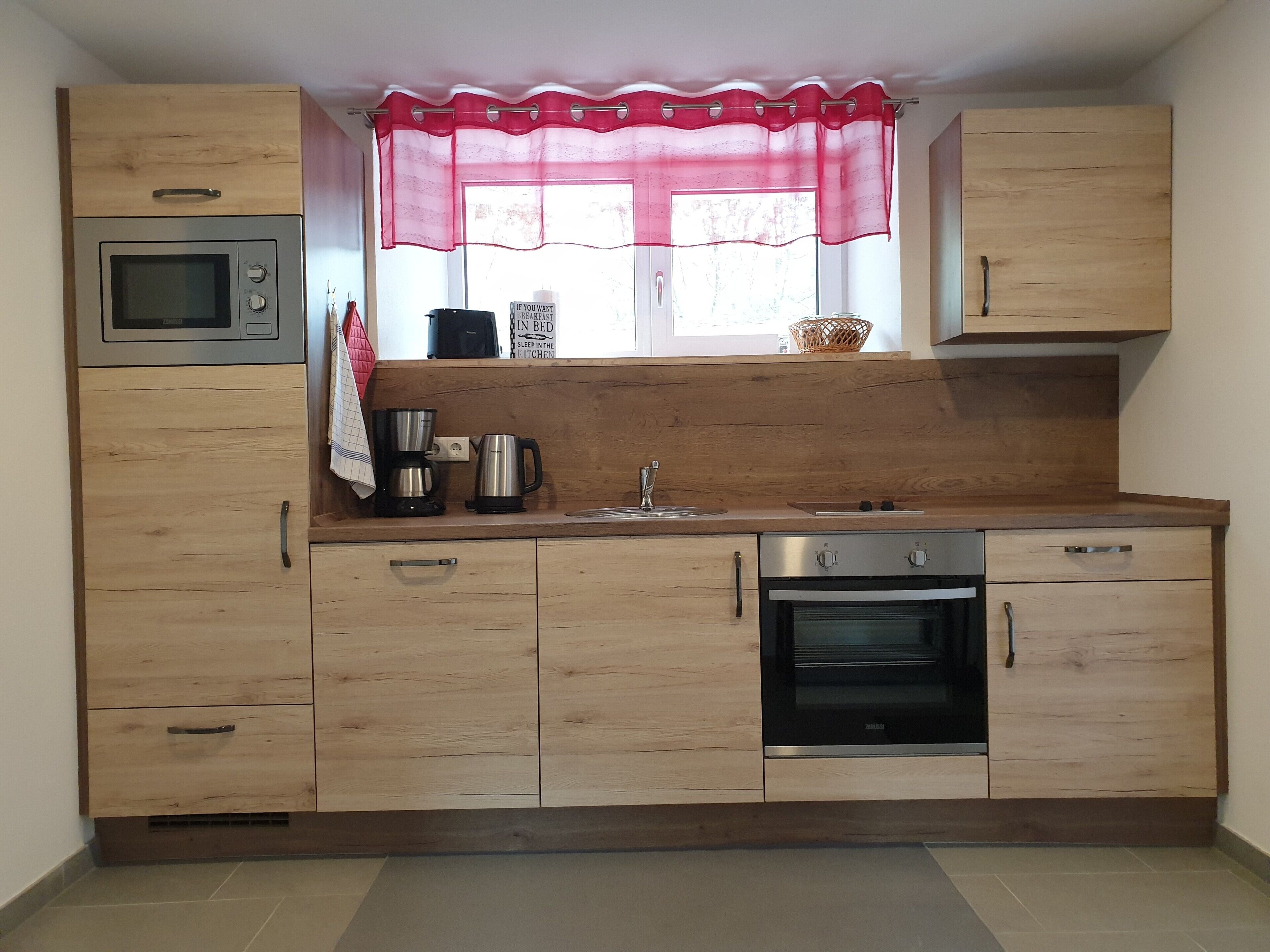 Cafetera/tetera, refrigerador, microondas, horno