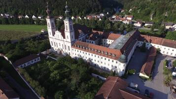 Ein Luftbild eines großen, historischen Gebäudes mit mehreren Türmen und einem Innenhof.