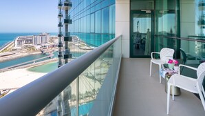 Property grounds - Blissfully Stunning 3BR With Direct Beach Access. Sea Views! (Dubai)