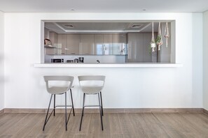 Mikrowelle, Ofen, Herdplatte, Kochgeschirr/Geschirr/Besteck