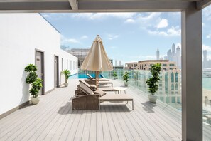 Terrace/patio - Astounding 1BR Apartment Situated In Palm Jumeirah (Dubai)