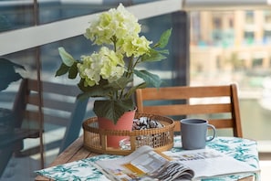 Dining - Dazzling & Artistic Studio Apartment In Dubai Marina (Dubai)