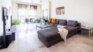 TV - Deluxe 1BR in Fairmont South W/ Huge Balcony & Beach Club Membership! (Dubai)