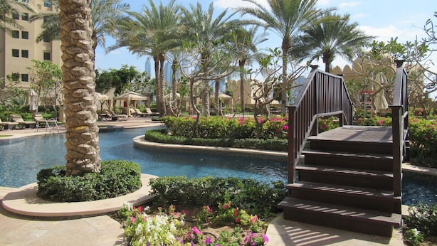 Outdoor pool - Deluxe 1BR in Fairmont South W/ Huge Balcony & Beach Club Membership! (Dubai)