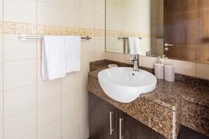 Bathroom - Dashing 1BR Apartment In Dubai Marina (Dubai)